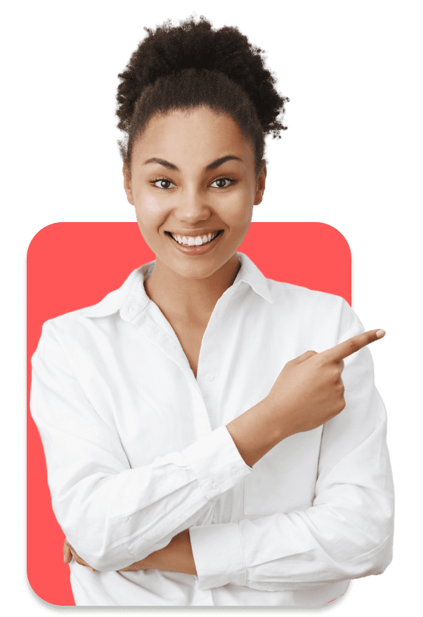 Mulher afro-americana de jaleco branco sorrindo apontando o dedo indicador para o lado com uma mão direita