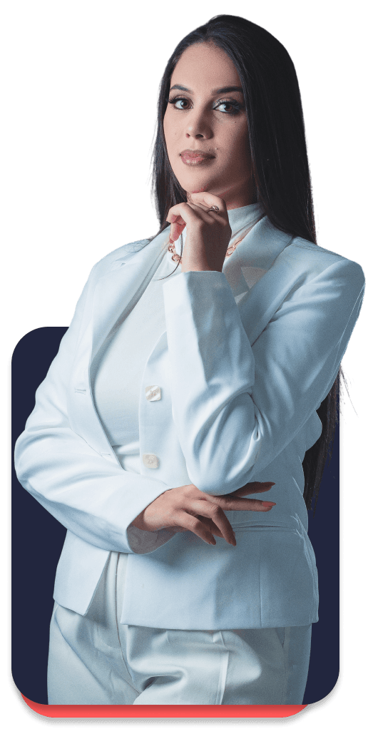 Mulher de terno branco olhando pensativa para o lado com uma mão no queixo e a outra apoiando o cotovelo